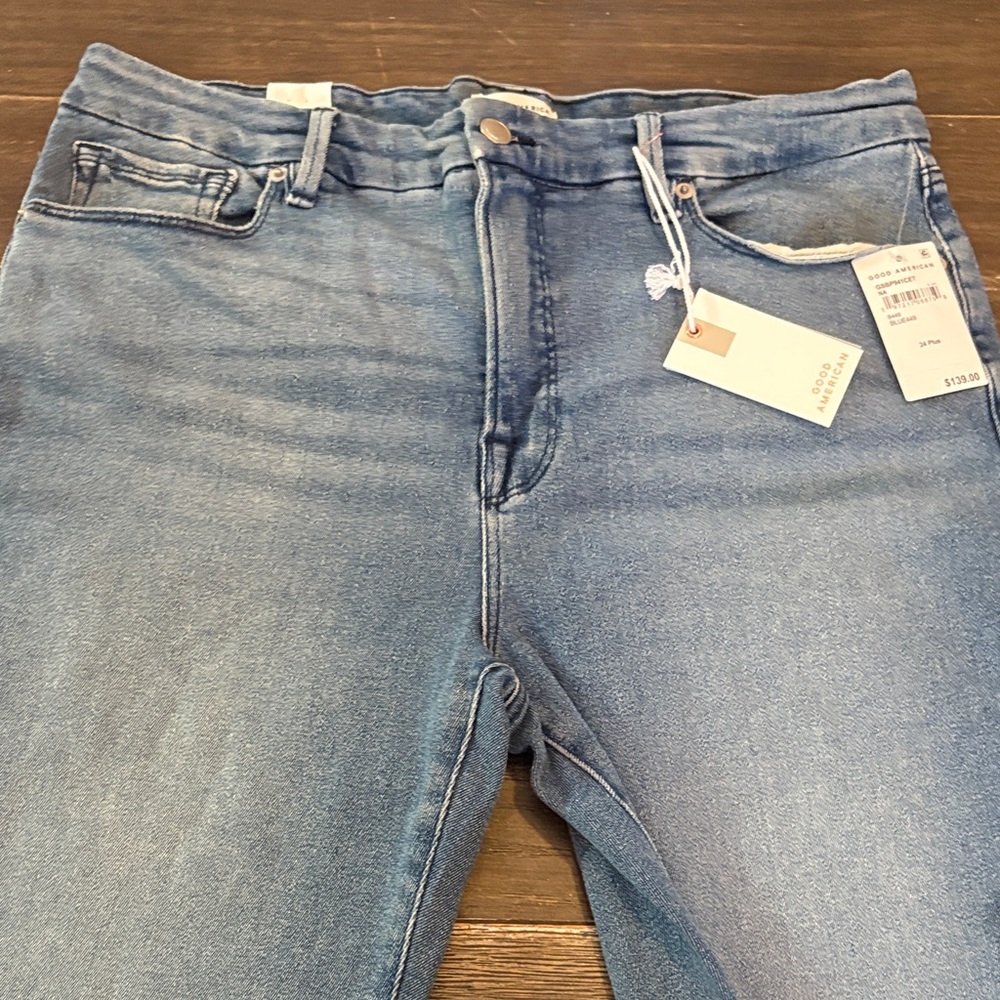 Good American Straight Leg Jeans in Light Blue Wash